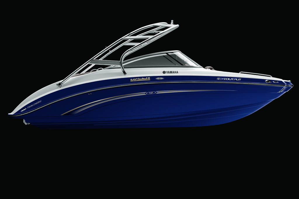 Ein Boot treibt auf ruhigem Wasser.