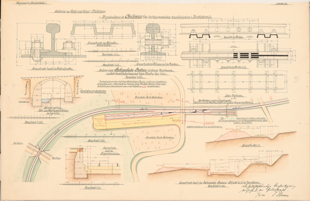 Ein altes Buch mit einer detaillierten Zeichnung einer Bahntrasse, umgeben von Text und anderen Illustrationen, das einen Überblick über ein Bahnnetz bietet.