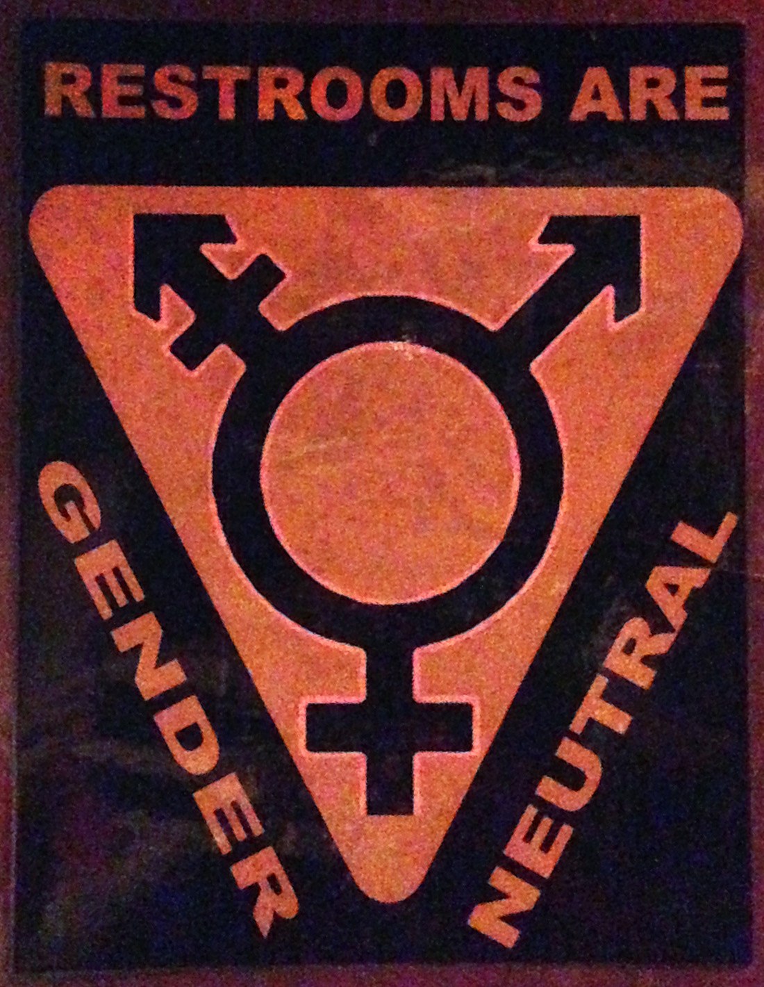 Plakat mit dem Text "Geschlechterneutrale Toiletten" betont die Inklusivität in den Toiletteneinrichtungen.