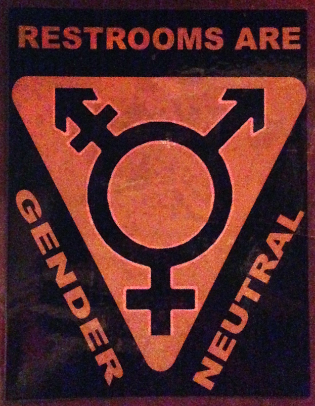 Plakat mit dem Text "Geschlechterneutrale Toiletten" betont die Inklusivität in den Toiletteneinrichtungen.