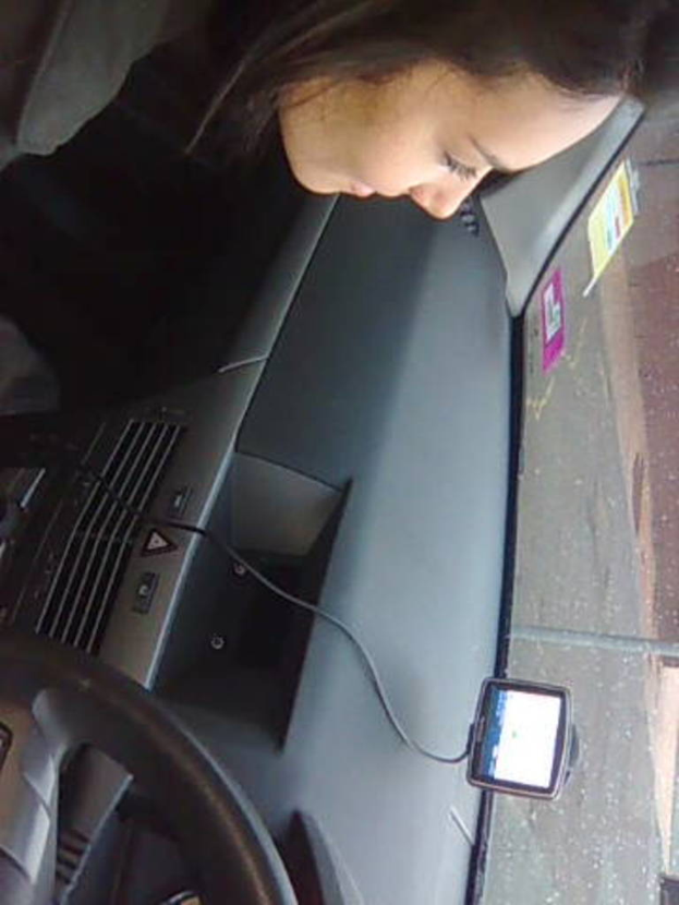 Eine Frau sitzt in einem Auto.