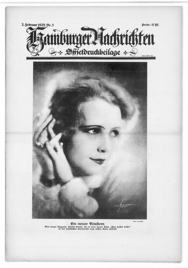 Schwarzes und weißes Foto einer Frau mit ernstem Gesichtsausdruck, direktem Blick, zurückgekämmtem Haar, leicht geöffneten Lippen, die ein weißes Kleid mit gemustertem Schultertuch trägt, auf der Titelseite einer deutschen Zeitung.