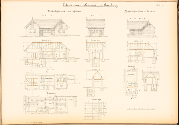 Ein aufgeschlagenes Buch mit einer Hauszeichnung und detaillierten Plänen sowie begleitendem Text.