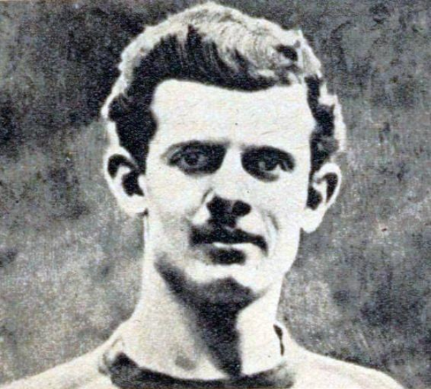 Schwarzes und weißes Foto eines älteren Mannes mit Schnurrbart, der mutmaßlich ein legendärer Fußballspieler ist, der im Alter von 89 Jahren verstorben ist.