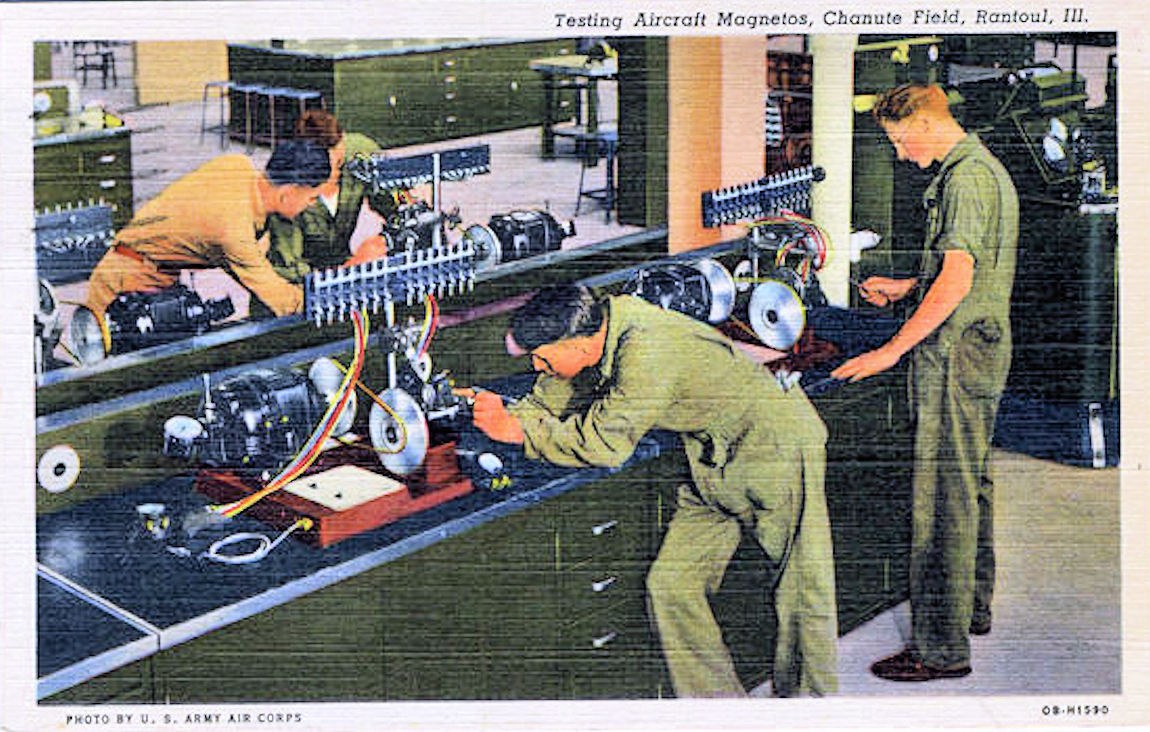 Gruppe von Männern, die an Maschinen in einer Fabrik arbeiten, mit Text oben und unten im Bild.