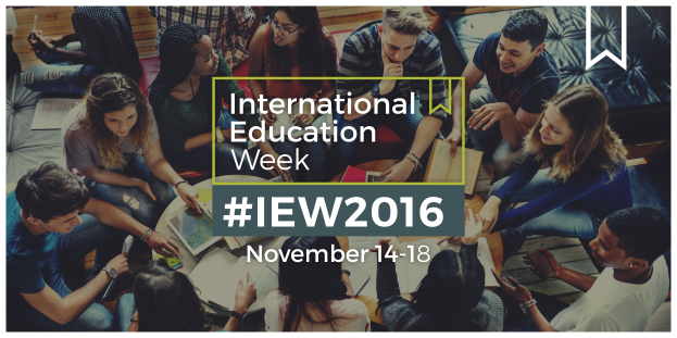 Eine Gruppe von Menschen sitzt auf einem Sofa, einige halten Bücher und Stifte, mit der Aufschrift "International Education Week IEW 2016" in der Mitte, die sich über internationale Bildung unterhalten.
