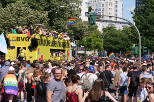 Zielgerichtete Kontrollen im Dortmunder Wall-Bereich: Polizei und Stadt ziehen nach nächtlicher Operation Bilanz - Autokorsos nach WM-Sieg führen zu voller Innenstadt