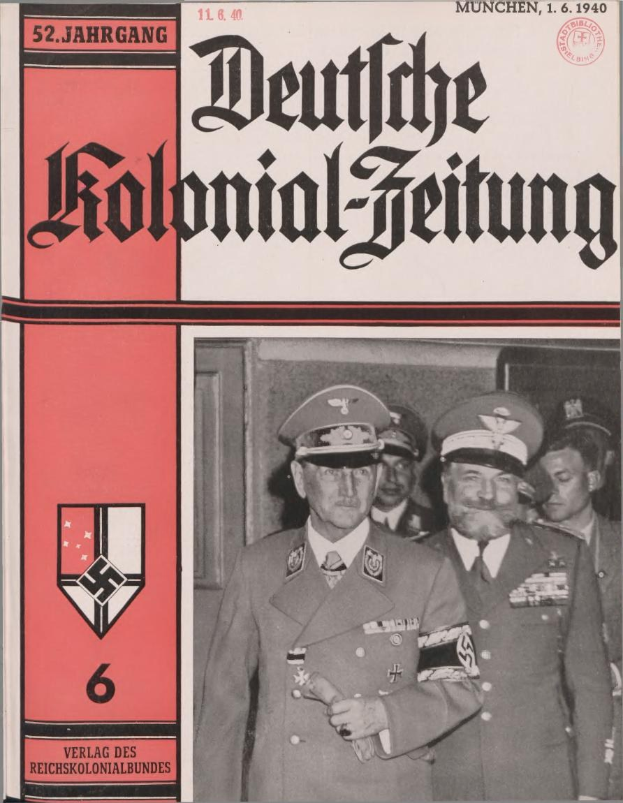Buch mit dem Titel 'Deutsches Kolonial-Feitung', datiert auf 11/1940, mit einem Bild von Adolf Hitler auf dem Cover, gehalten von einer Person umgeben von anderen mit Mützen.
