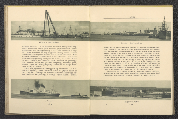 Ein aufgeschlagenes Buch mit historischen Schiffsdarstellungen und Text, das auf einer Fläche liegt.