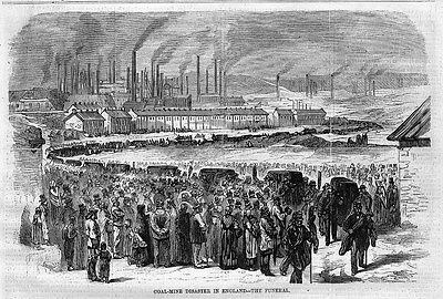 Schwarze und weiße Zeichnung von Menschen vor einer Fabrik mit Häusern und Rauch aus Schornsteinen, mit Text unten lesend "Kohlebergbau-Katastrophe in England das Ende".