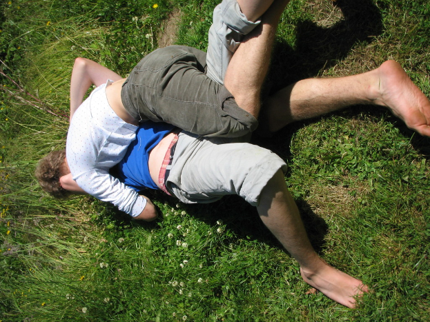 Zwei Personen kÃ¤mpfen auf einer grÃ¼nen FlÃ¤che.