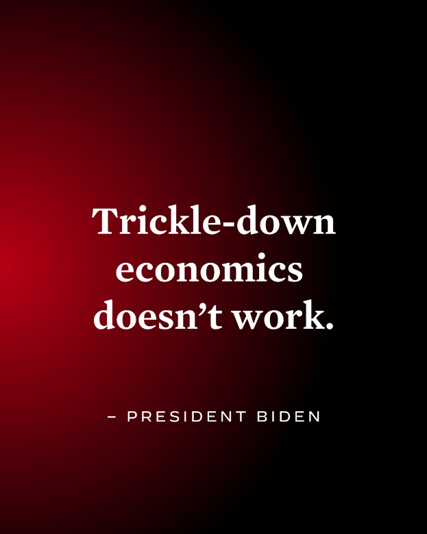 Ein Plakat mit fetter, schwarzer Schrift auf einem weißen Hintergrund, eingerahmt von einem schmalen schwarzen Rand, das die Worte "Trickle-Down Economics Doesn't Work" zeigt und einen Zitat von Präsident Biden.
