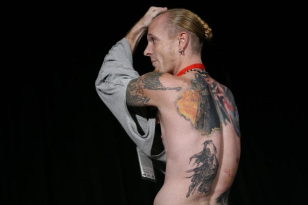 Eine Person mit mehreren sichtbaren Tattoos auf der Haut.