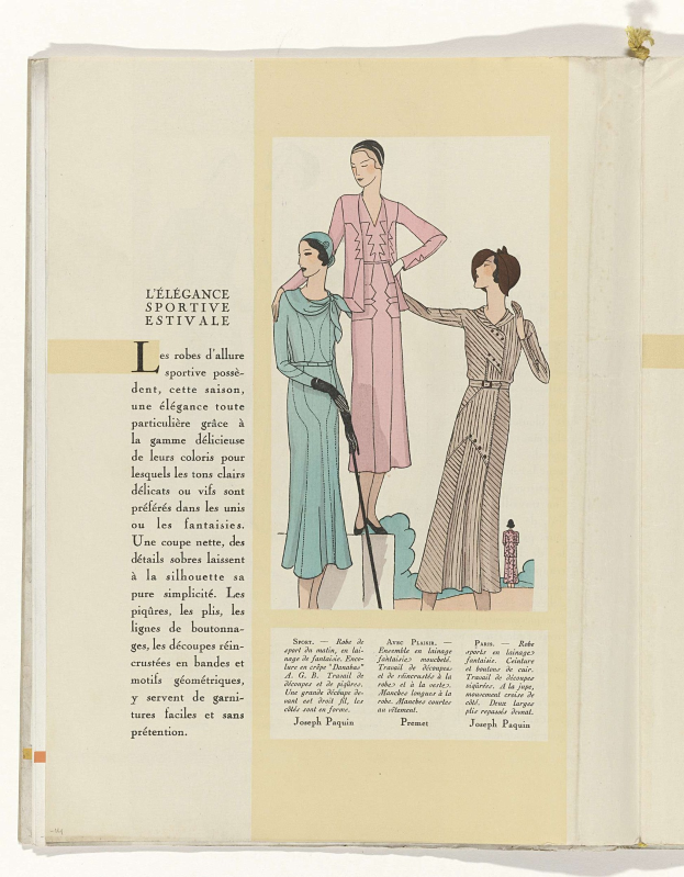 Offenes Buch mit dem Titel "L'élégance Sportive Estivale", das eine Zeichnung von drei Frauen in Kleidern zeigt, mit begleitendem Text und Bildern.