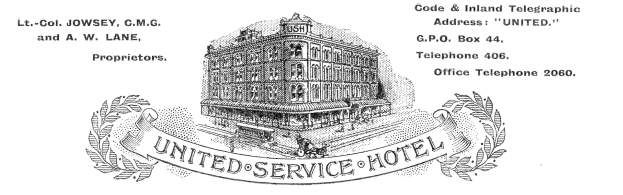 Schwarze und weiße Zeichnung eines Hotels namens "United Service Hotel" mit einem großen Eingang, mehreren Fenstern und fettem Text, umgeben von einem dekorativen Rahmen.
