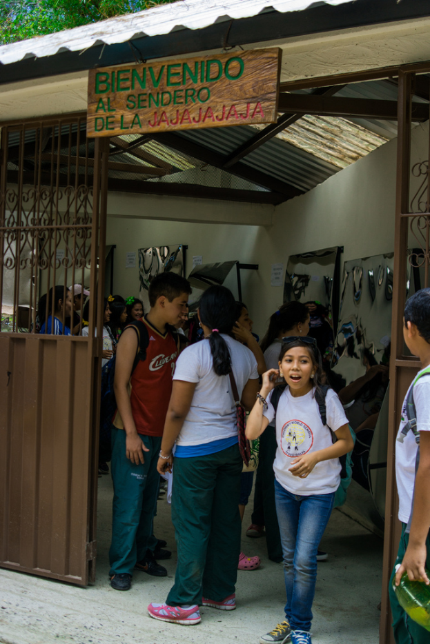 Ein Geschäft mit einer Eisenblechfassade, das ein Schild mit Text trägt und von Menschen bevölkert ist.