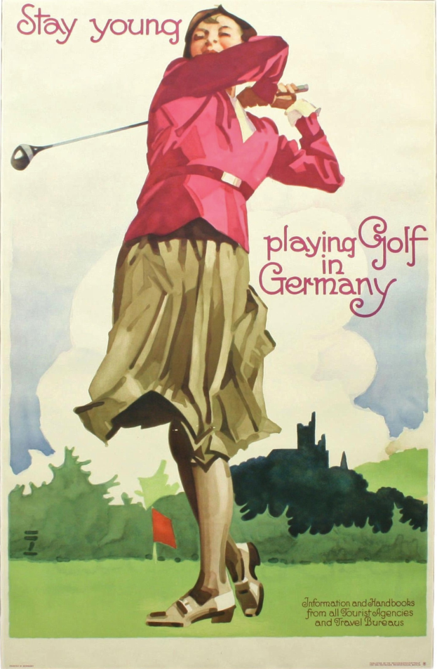 Eine Frau beim Golfspielen in Deutschland, die mit einem Golfschläger in der Hand steht und eine Fahne und Bäume im Hintergrund hat, sowie Text auf dem Plakat, der Informationen über den Golfplatz bereitstellt.