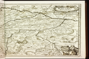 Ein aufgeschlagenes Buch mit einer detaillierten Karte von Bayern, auf der Städte, Dörfer, Flüsse und andere geografische Merkmale bezeichnet sind.
