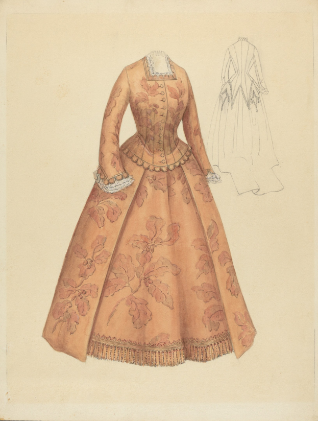 Ein detailliertes Kostümdesign aus dem 18. Jahrhundert für ein bodenlanges Kleid mit hohem Kragen, floral gemustertem Oberteil in Rosa, Lila und Blau sowie einer Spitzenbesatz an Rock und Hintergrund.