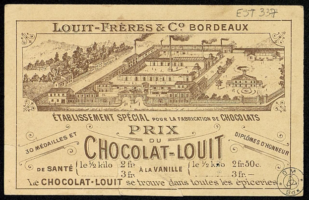 Alte Werbung für eine Schokoladenfabrik mit einem Gebäude im Hintergrund und Text, der die Fabrik und ihre Produkte beschreibt.