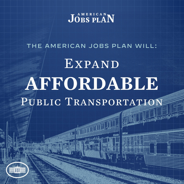 Plakat mit einem Zug auf einem Bahnsteig mit einigen Menschen in der Nähe, das 'The American Jobs Plan Will Expand Affordable Public Transportation' bewirbt.
