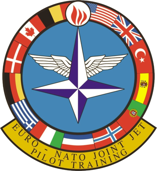 Blauer Kreis mit einem weißen Stern in der Mitte, umgeben von vier farbigen Flaggen, und der Text "NATO Joint Jet" in Weiß.