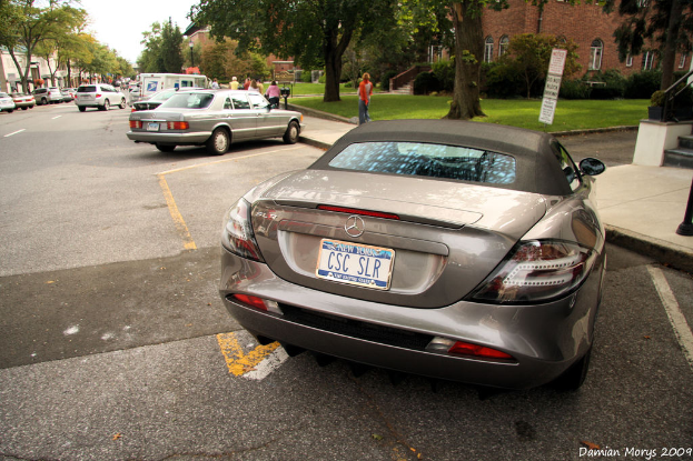 Ein Mercedes-Auto im Vordergrund mit einem Himmel im Hintergrund.