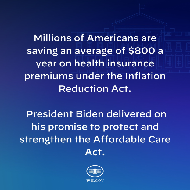 Ein blauer Hintergrund mit weißer Schrift, die besagt: "Millionen von Amerikanern sparen durchschnittlich 800 Dollar im Jahr an den Gesundheitsversicherungsprämien unter dem Inflation Reduction Act" und ein Logo.