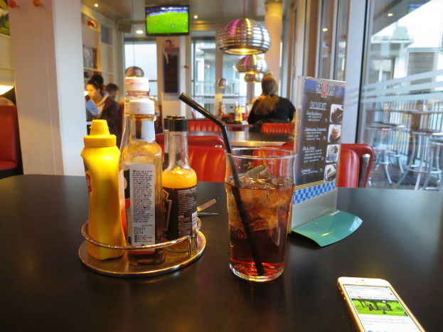 Ein Restauranttisch mit Speisen und einer Speisekarte.