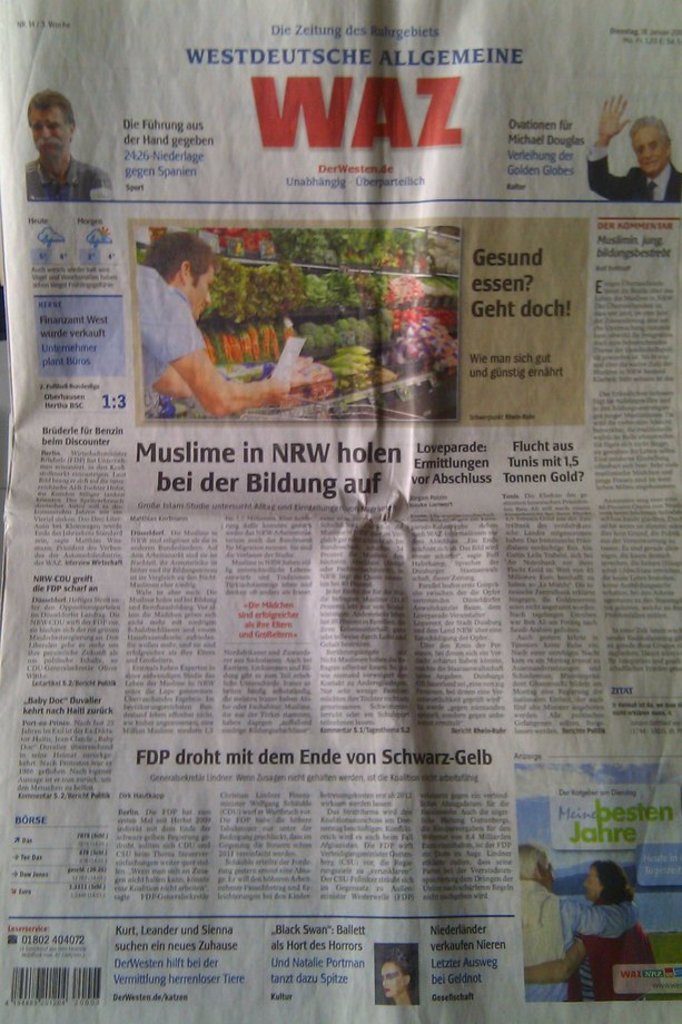 Eine Zeitung mit gedruckten Bildern und Text.