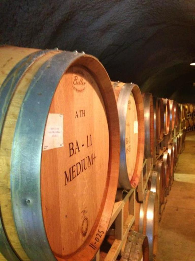 Fässer sind in einem Tunnel gestapelt.