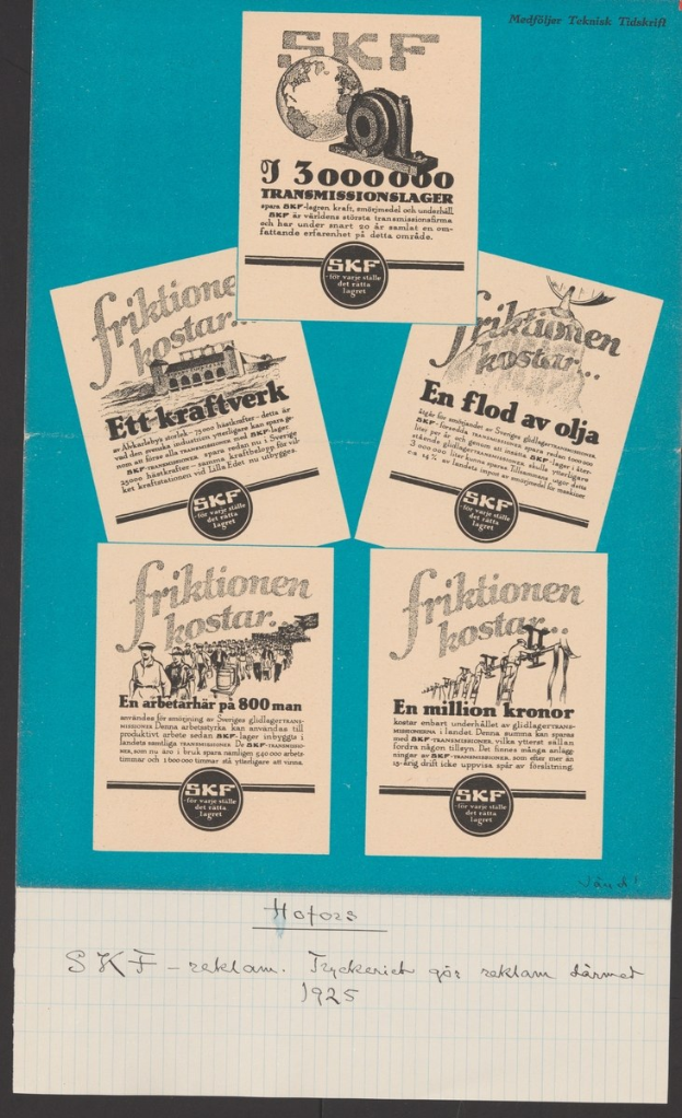 Altes Buch mit Papieren, die handgeschriebene Texte zeigen, übereinandergestapelt.