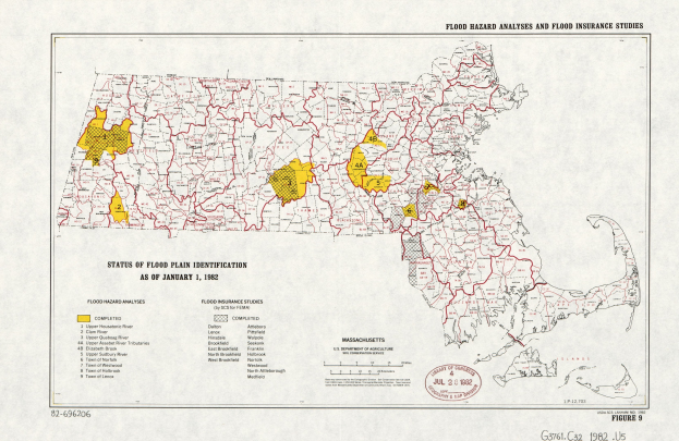 Ein Plakat mit einer Karte von Massachusetts, auf der gelbe und rote Punkte die Überschwemmungsgebiete markieren und begleitender Text, der die Risikostufen erklärt.