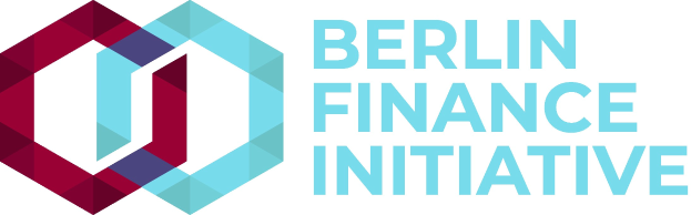Logo der Berliner Finanzinitiative mit einem blauen Kreis mit weißer Umrandung und einem weißen "B" in der Mitte, umgeben von einem weißen Ring mit einem blau-weißen Karomuster, auf einem weißen Hintergrund mit fetter schwarzer Schrift, die "Berliner Finanzinitiative" lautet.