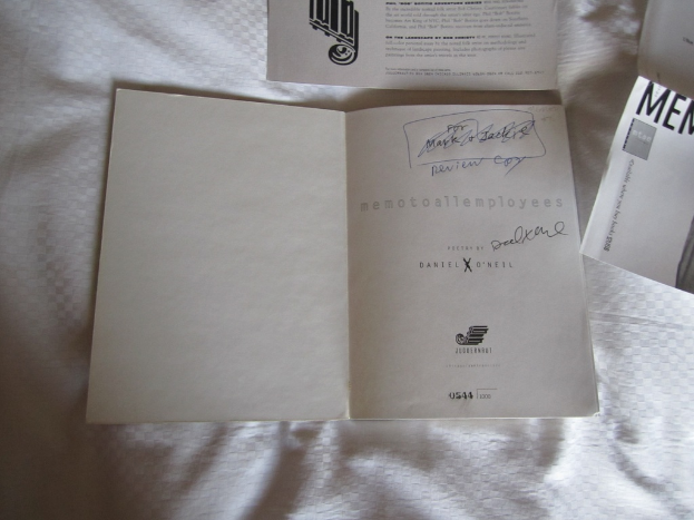 Papiere sind über eine Fläche verstreut.