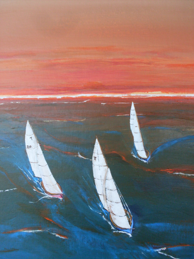 Ein Porträt mit mehreren Schiffen, die auf dem Wasser segeln.