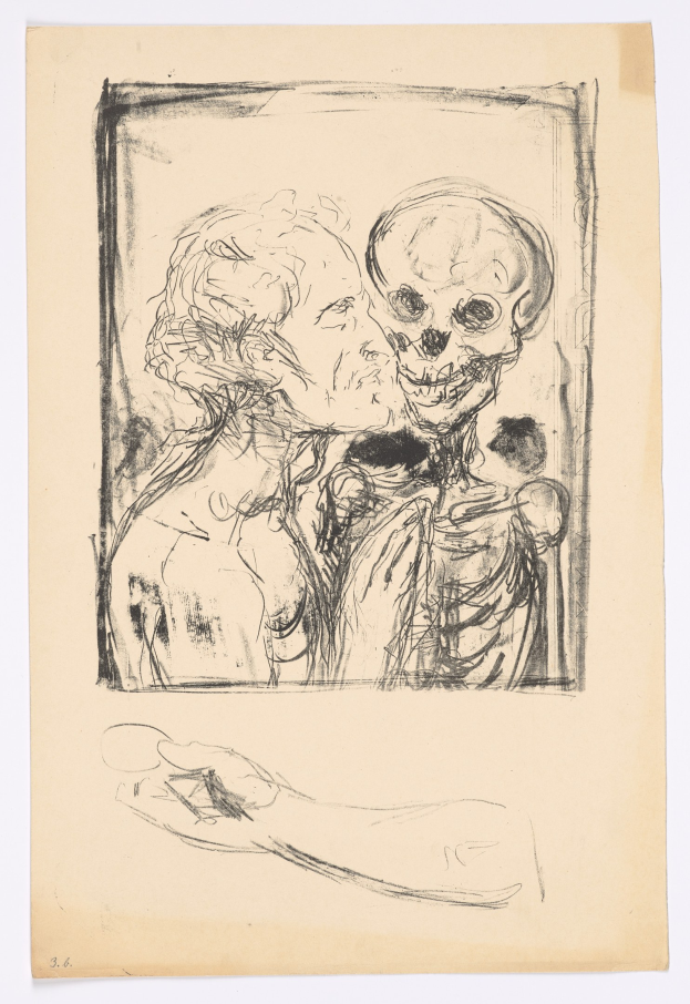 Zwei Menschen umarmen und küssen sich, mit einem Schädel im Hintergrund.