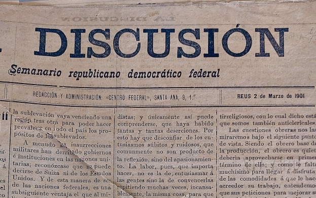 Ein gelblich verfärbtes, leicht zerknittertes Zeitungsblatt mit schwarzer Schrift, das die Überschrift "Semanario Repúblicano Democrático Federal" trägt und das Wort "Diskussion" lesbar ist.