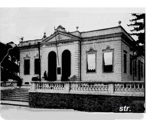 Schwarzes und weiße Foto eines Gebäudes mit Fenstern, Türen, Pfeilern, Stufen, Geländern, Pflanzen und Bäumen, beschriftet mit 'Präfekturämtes, San Francisco, Kalifornien' unten.