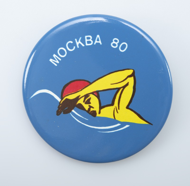 Ein blauer Button mit einem Mann, der im Wasser schwimmt und den Text "Mockba 80" auf einem weißen Hintergrund trägt.