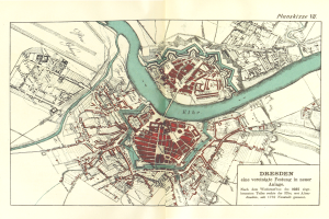 Ein detaillierter alter Stadtplan von Dresden, Deutschland, der Straßen, Gebäude und einen Fluss zeigt, mit Texten, die Informationen über die Bevölkerung, Sehenswürdigkeiten und Straßen liefern.