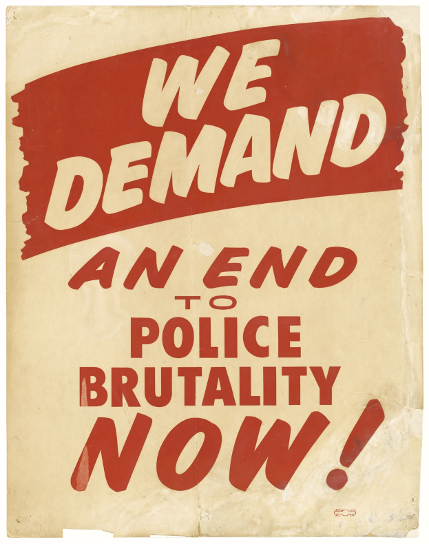 Ein Plakat mit fetter schwarzer Schrift auf einem weißen Hintergrund, eingerahmt von einem schwarzen Rand, trägt die Aufschrift "Wir fordern jetzt ein Ende der Polizeigewalt" in einer modernen, einprägsamen Schriftart.