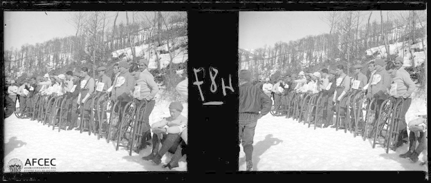 Ein Schwarzweiß-Kollage aus zwei Bildern, die eine Gruppe von Männern in Mützen zeigen, die zusammen im Schnee stehen, umgeben von Bäumen und einem klaren Himmel, während der Eröffnungszeremonie der Olympischen Winterspiele in Aspen, Colorado.