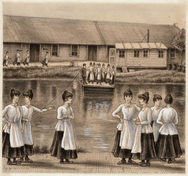 Eine Gruppe Frauen steht zusammen nahe einem Gewässer, eine hält eine Angelrute, mit Häusern, Bäumen und Gras im Hintergrund und Text am unteren Bildrand.