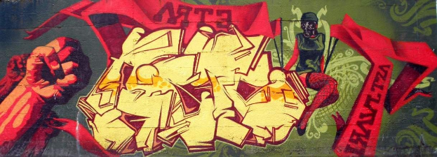 Bunte Wandmalerei mit Graffiti an einem Gebäude, das den Text 'album - graffitis dept 93 tom 003' und einen Pfahl auf der rechten Seite zeigt.