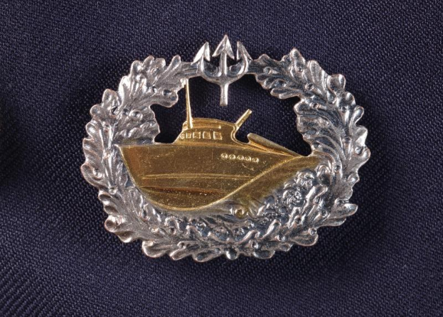 Gold- und Silbernes Bootabzeichen der Deutschen Marine auf einem Tuch