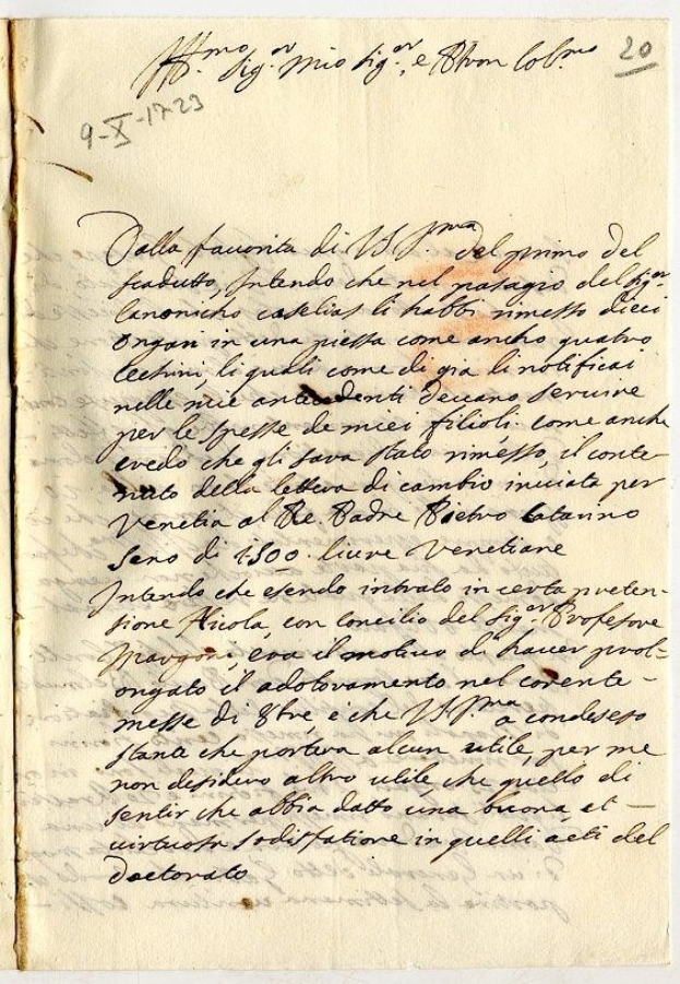 Altes Buch mit einem handgeschriebenen Brief des US-Präsidenten John F. Kennedy auf leicht zerknittertem weißem Papier mit sauberer schwarzer Tinte.