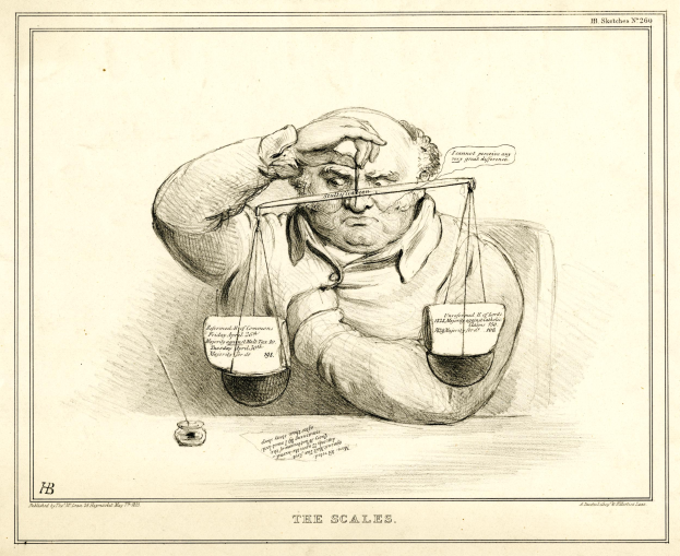 Mann in Anzug sitzt an Tisch mit Waage, entschlossen, mit Dokument vor ihm.