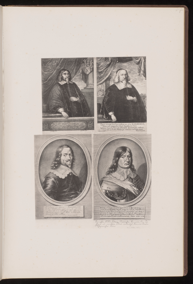 Ein aufgeschlagenes Buch mit vier Schwarz-Weiß-Porträts von Männern in einer Collage-Anordnung, mit lesbarem Text auf den Seiten.