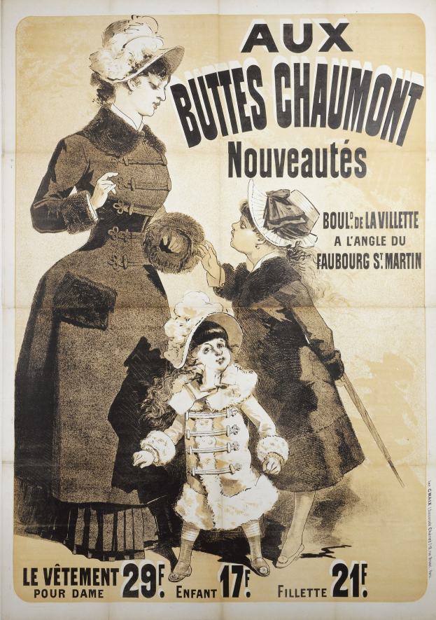 Ein Plakat für eine Modenschau, das eine Frau in einem langen, hochgeschlossenen Kleid mit langen Ärmeln und ein Kind in einem passenden Kleid und Hut zeigt, die beide mit den Armen umeinander liegen.